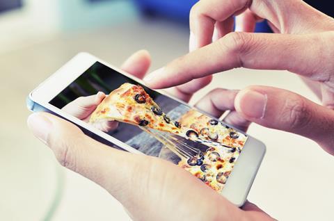 Order,Pizza,On,Line,By,Smart,Phone