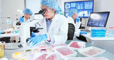 Asian,Scientist,Team,Has,Researching,About,Food,In,The,Laboratory