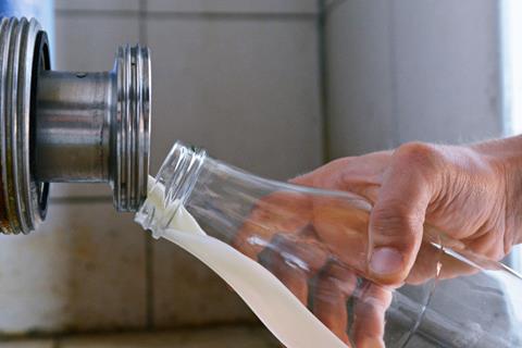 Close-up,On,The,Hand,Of,A,Man,Who,Fills,Fresh