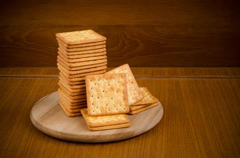 Fresh,Baked,Cream,Crackers,In,Stacks,Over,Wooden,Cutting,Circle