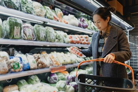 Woman,Selecting,Fresh,Produce,At,Grocery,Store