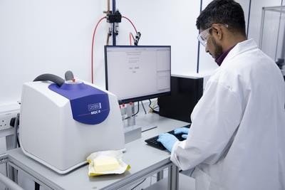 MQC-R TD-NMR system with operator