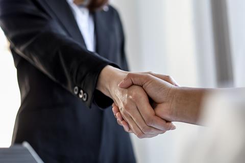 Two,Businesswomen,Shake,Hands,After,Accepting,A,Business,Proposal,Together,