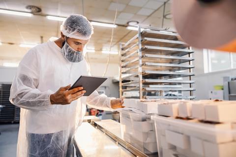 A,Food,Factory,Supervisor,Using,Tablet,And,Assesses,Quality,Of