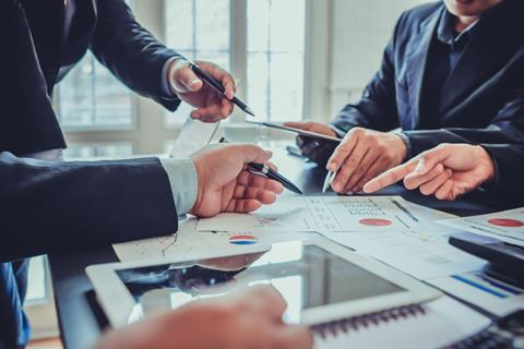 Businessmen,In,The,Meeting,Room,Are,Introducing,And,Consulting,Each