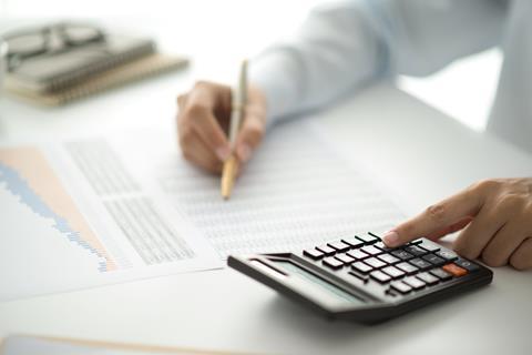 Hand,Man,Doing,Finances,And,Calculate,On,Desk,About,Cost